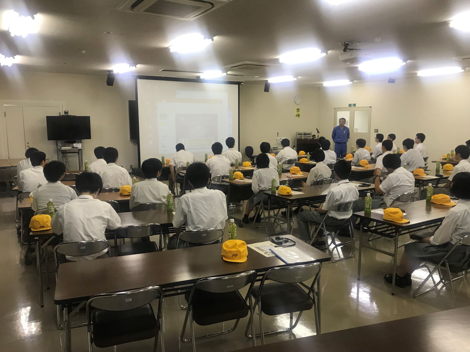 会社概要の説明を聞いてます。